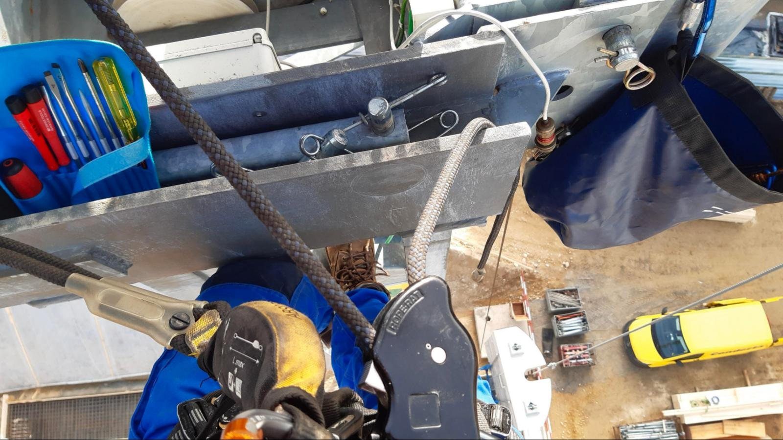 Travail en hauteur : longe, dispositif antichute et outillage sécurisé dans une trousse